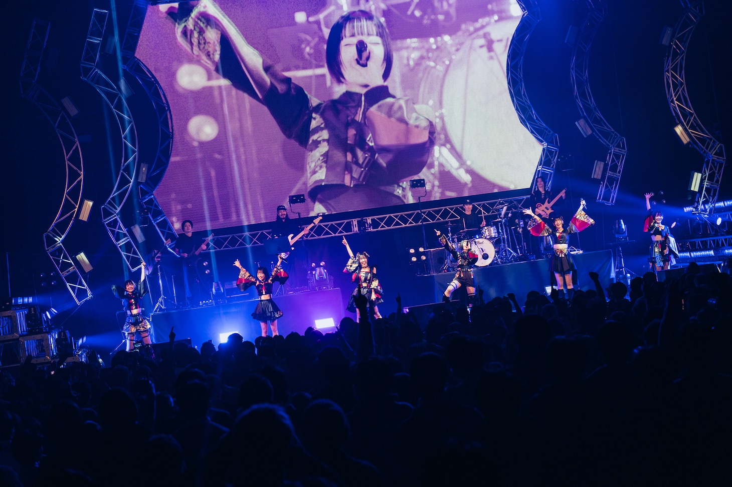 「INUWASI BAND SET TOUR 2025-2026〝狗鷲戦閃〟」ファイナル公演の様子。（撮影：真島洸）