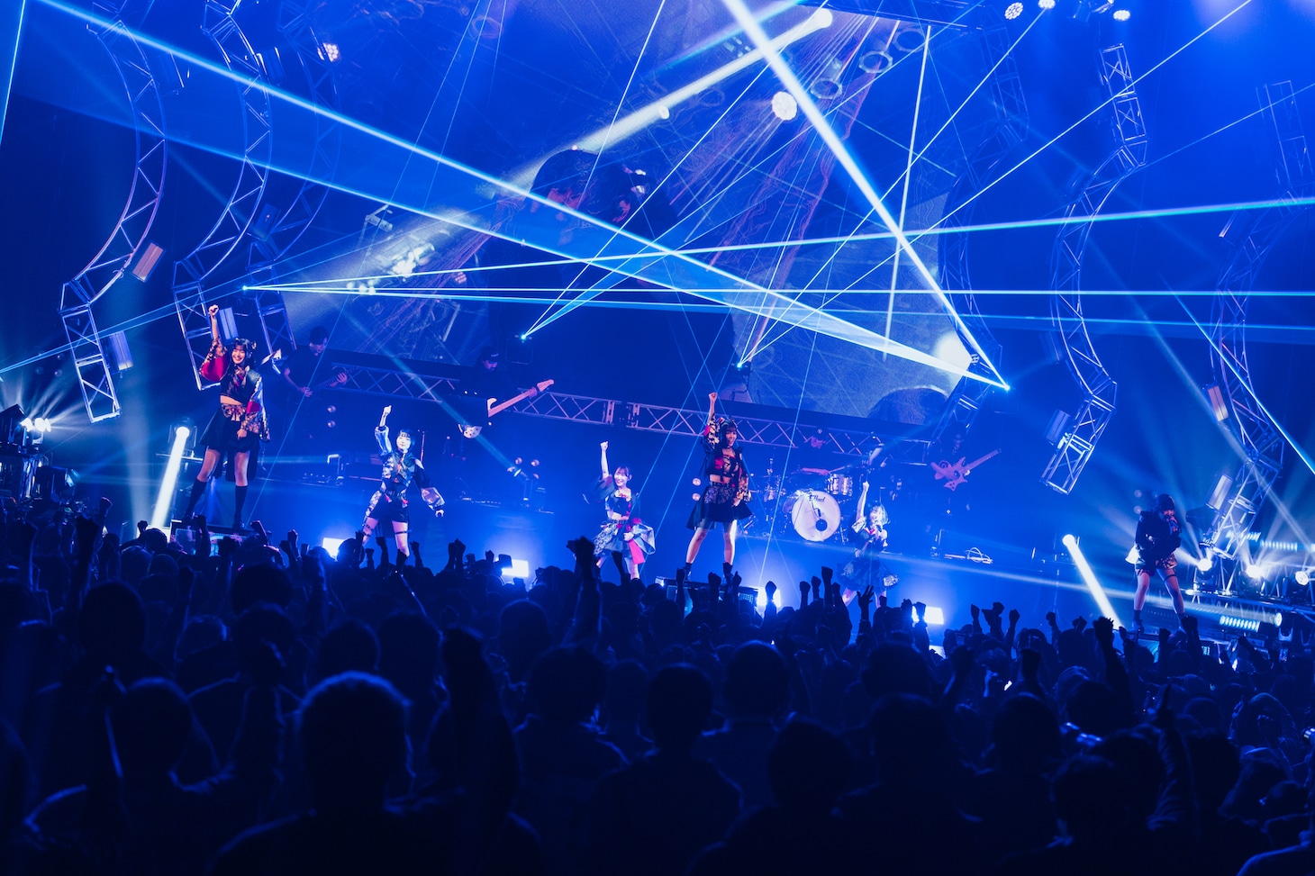 「INUWASI BAND SET TOUR 2025-2026〝狗鷲戦閃〟」ファイナル公演の様子。（撮影：真島洸）