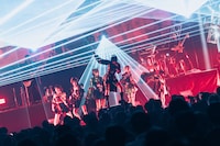 「INUWASI BAND SET TOUR 2025-2026〝狗鷲戦閃〟」ファイナル公演の様子。（撮影：真島洸）