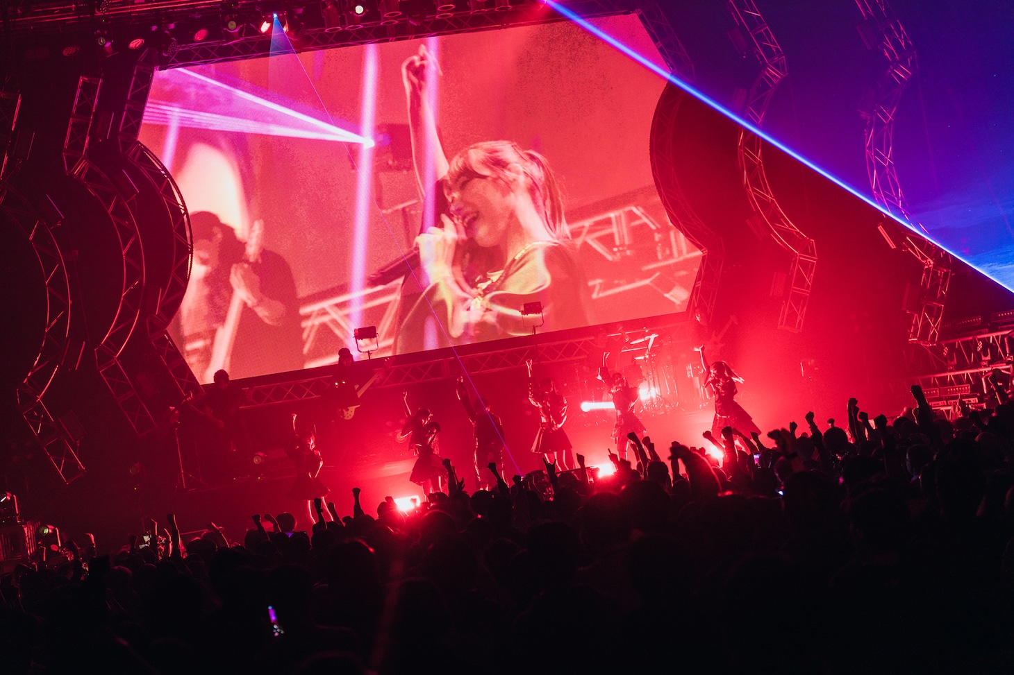 「INUWASI BAND SET TOUR 2025-2026〝狗鷲戦閃〟」ファイナル公演の様子。（撮影：真島洸）