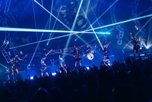 「INUWASI BAND SET TOUR 2025-2026〝狗鷲戦閃〟」ファイナル公演の様子。（撮影：真島洸）