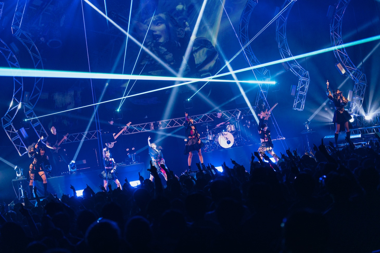 「INUWASI BAND SET TOUR 2025-2026〝狗鷲戦閃〟」ファイナル公演の様子。（撮影：真島洸）