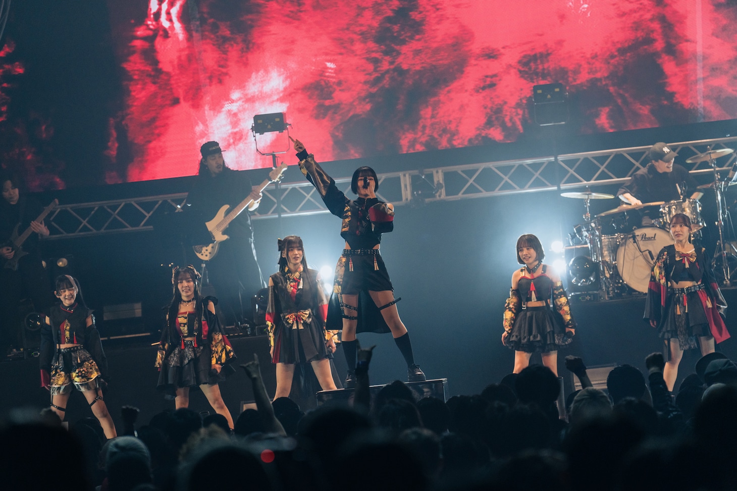 「INUWASI BAND SET TOUR 2025-2026〝狗鷲戦閃〟」ファイナル公演の様子。（撮影：真島洸）