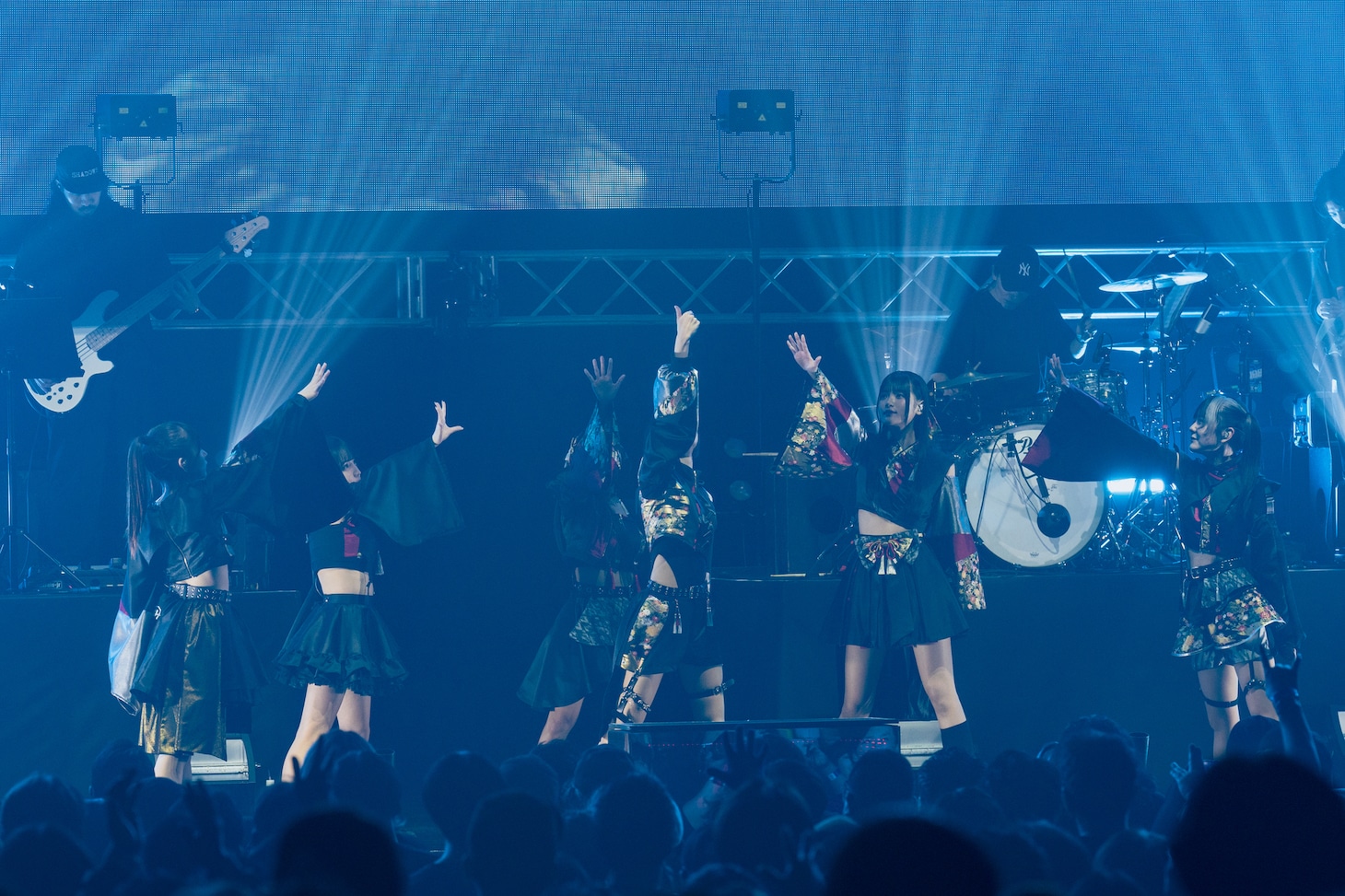 「INUWASI BAND SET TOUR 2025-2026〝狗鷲戦閃〟」ファイナル公演の様子。（撮影：真島洸）