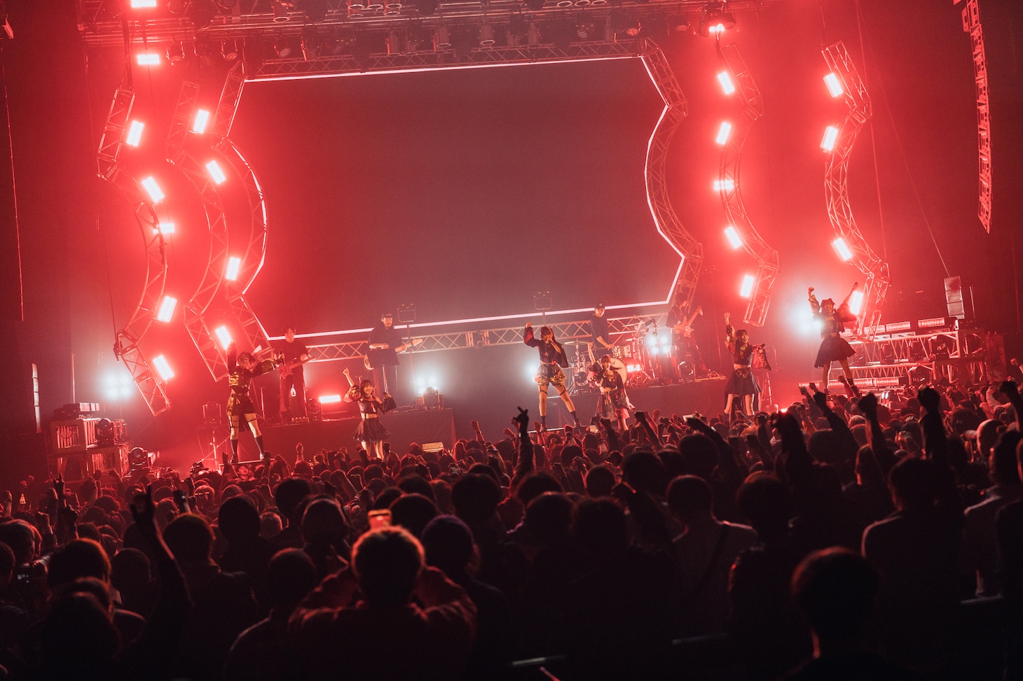 「INUWASI BAND SET TOUR 2025-2026〝狗鷲戦閃〟」ファイナル公演の様子。（撮影：真島洸）