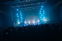 「INUWASI BAND SET TOUR 2025-2026〝狗鷲戦閃〟」ファイナル公演の様子。（撮影：真島洸）