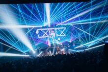 「INUWASI BAND SET TOUR 2025-2026〝狗鷲戦閃〟」ファイナル公演の様子。（撮影：真島洸）