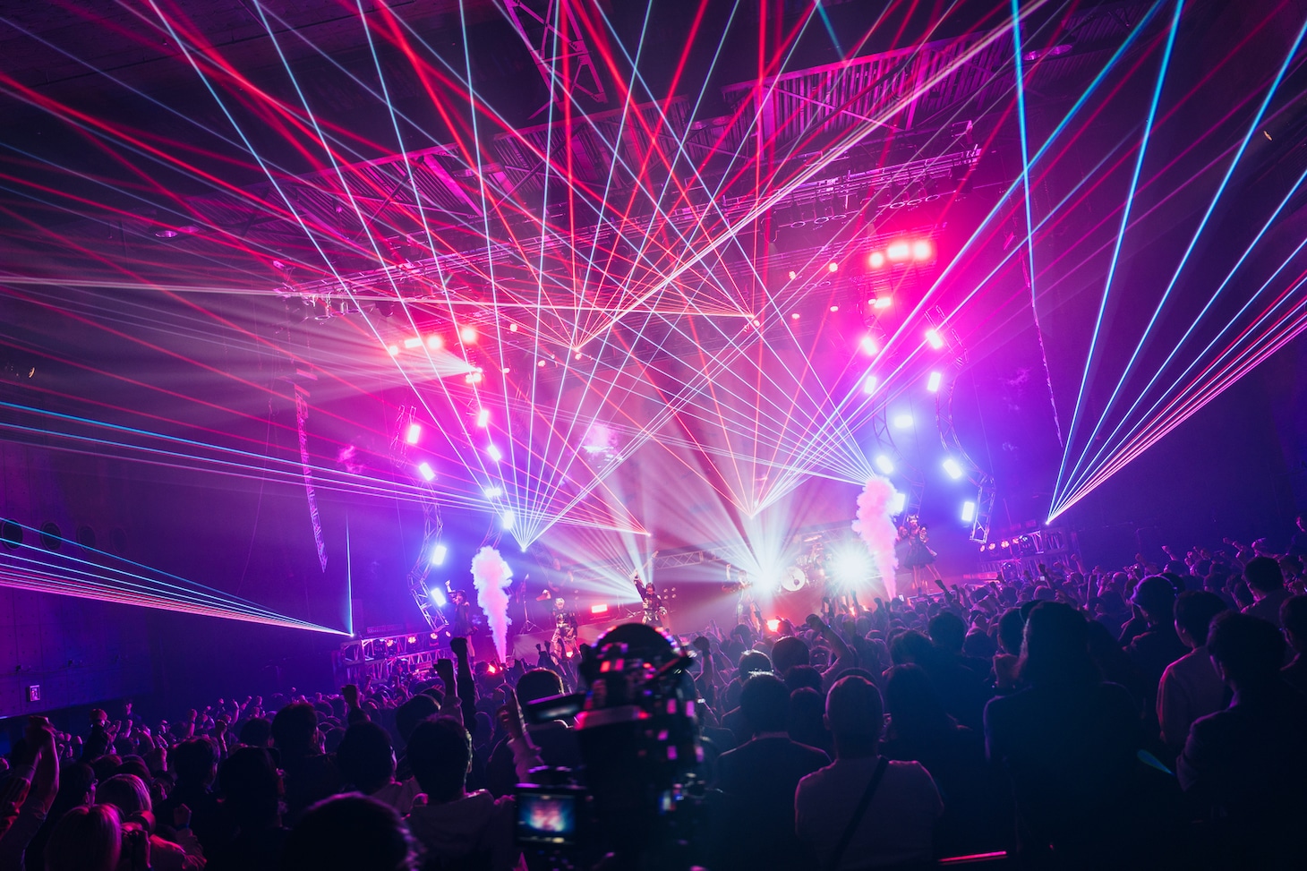 「INUWASI BAND SET TOUR 2025-2026〝狗鷲戦閃〟」ファイナル公演の様子。（撮影：真島洸）