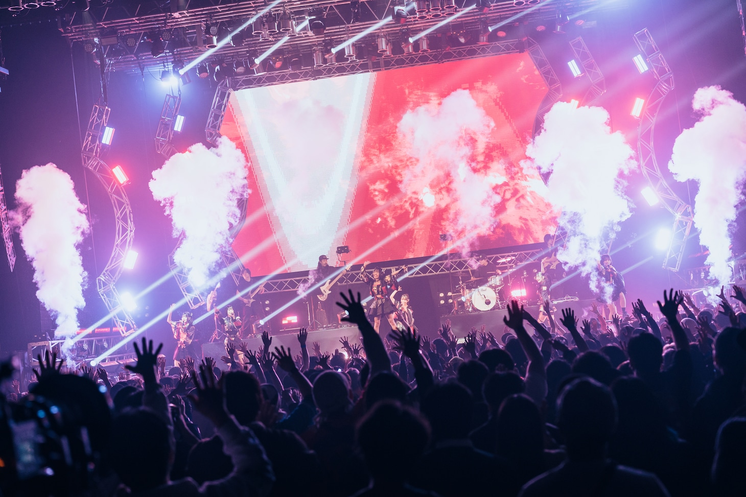 「INUWASI BAND SET TOUR 2025-2026〝狗鷲戦閃〟」ファイナル公演の様子。（撮影：真島洸）