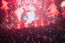 「INUWASI BAND SET TOUR 2025-2026〝狗鷲戦閃〟」ファイナル公演の様子。（撮影：真島洸）