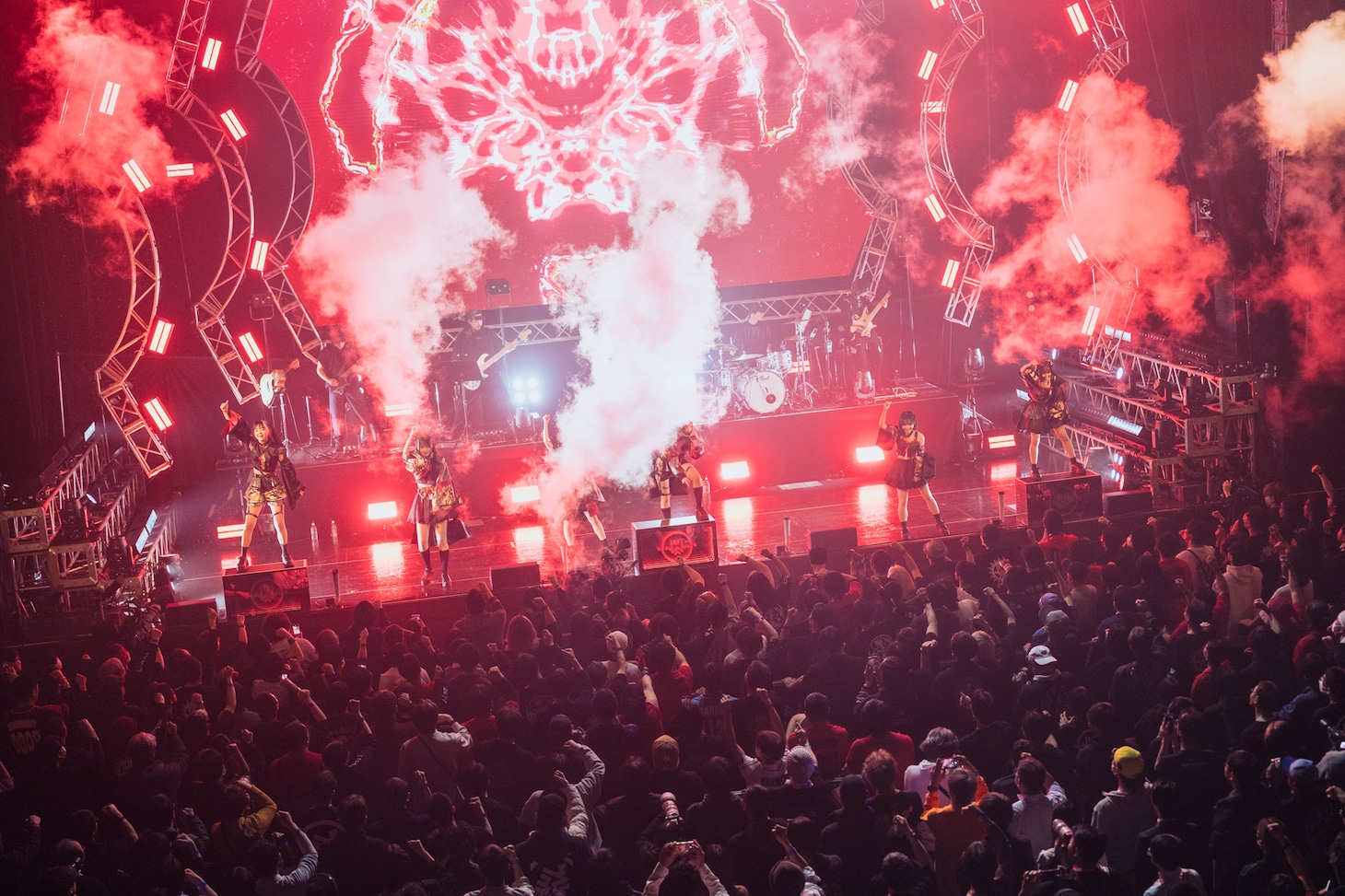 「INUWASI BAND SET TOUR 2025-2026〝狗鷲戦閃〟」ファイナル公演の様子。（撮影：真島洸）