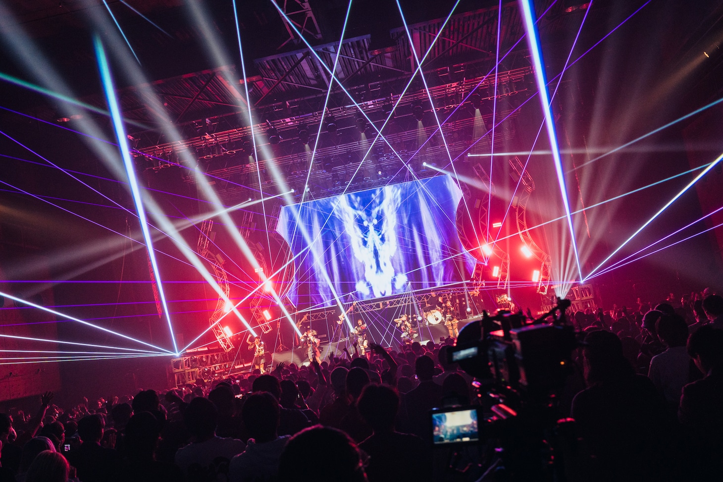 「INUWASI BAND SET TOUR 2025-2026〝狗鷲戦閃〟」ファイナル公演の様子。（撮影：真島洸）