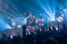 「INUWASI BAND SET TOUR 2025-2026〝狗鷲戦閃〟」ファイナル公演の様子。（撮影：真島洸）