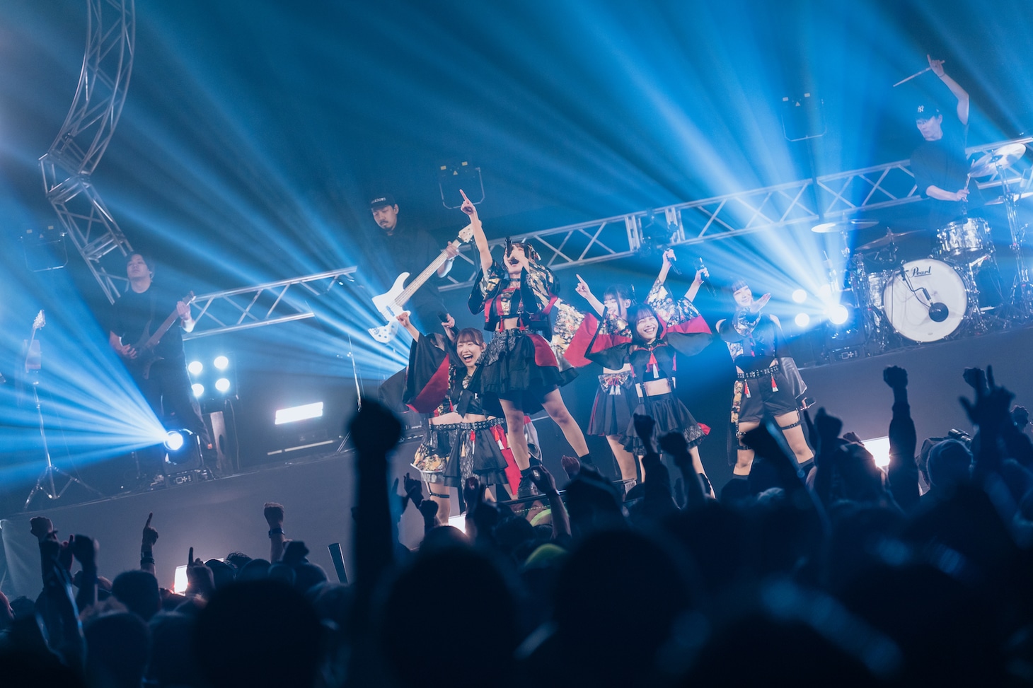 「INUWASI BAND SET TOUR 2025-2026〝狗鷲戦閃〟」ファイナル公演の様子。（撮影：真島洸）