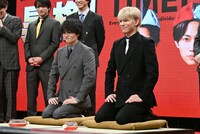 かしこまる菊池風磨と篠塚大輝。