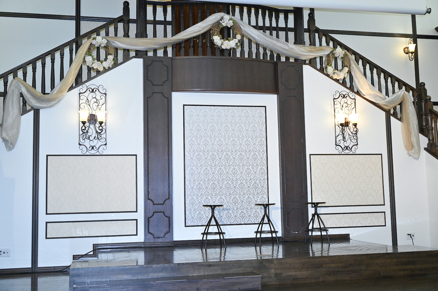 「鬼の花嫁」製作報告会が行われた代官山鳳鳴館のステージ。