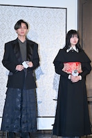 「鬼の花嫁」の劇中衣装で登場した主演の永瀬廉（左）と吉川愛（右）。