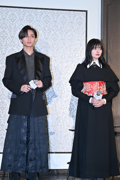 「鬼の花嫁」の劇中衣装で登場した主演の永瀬廉（左）と吉川愛（右）。