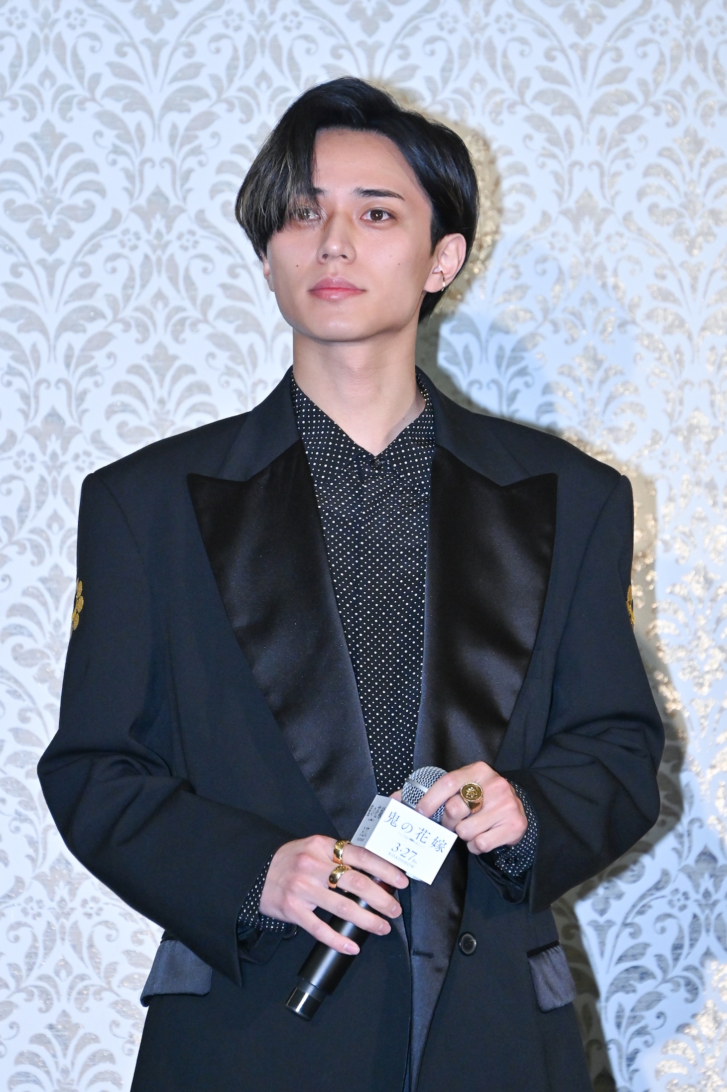 普段はせっかちだが、「鬼の花嫁」ではゆったりとした動きで鬼龍院玲夜のカリスマ性を表現した永瀬廉。