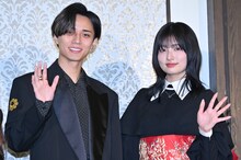 手を振る永瀬廉（左）、吉川愛（右）。