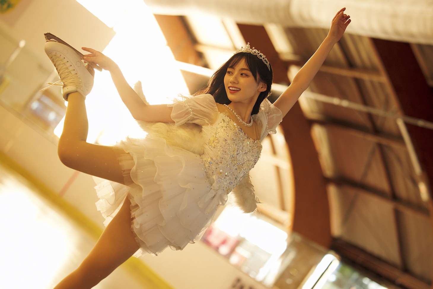 川﨑桜、パリのスケート場に降り立つ　ドレス風衣装で優雅に満喫