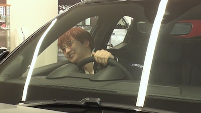 アルファロメオの運転席に乗り込むユーキ（超特急）。