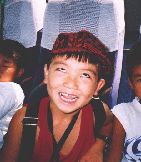 「たいへんな人生になるぞ～」と覚悟して1回おどけてみせるマヒト少年。