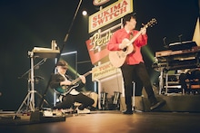 左から石成正人、大橋卓弥。