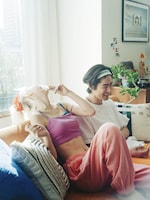 ファミリーマート「コンビニエンスウェア」のCM「色のトンネル」編より。