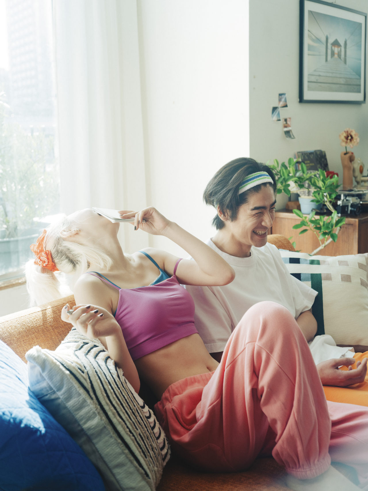 ファミリーマート「コンビニエンスウェア」のCM「色のトンネル」編より。