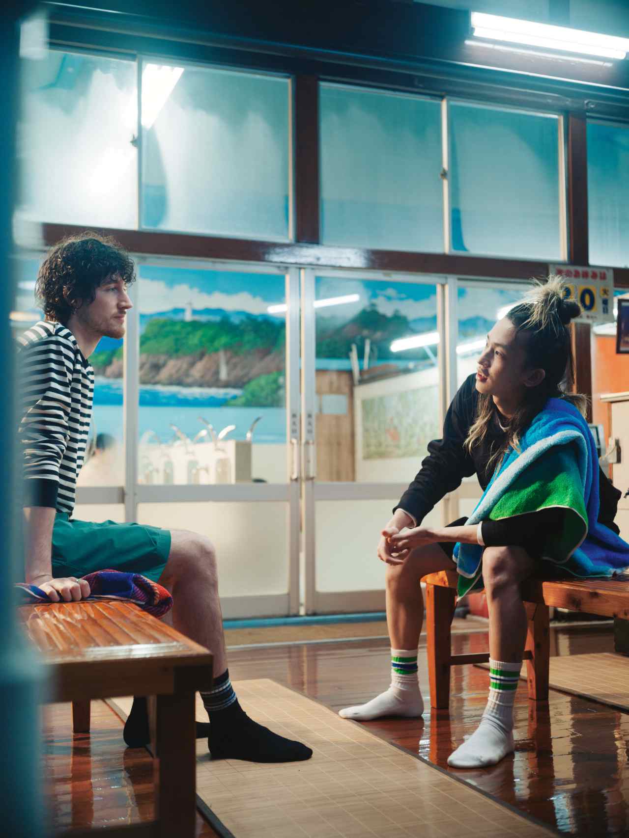 ファミリーマート「コンビニエンスウェア」のCM「色のトンネル」編より。