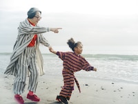 ファミリーマート「コンビニエンスウェア」のCM「色のトンネル」編より。