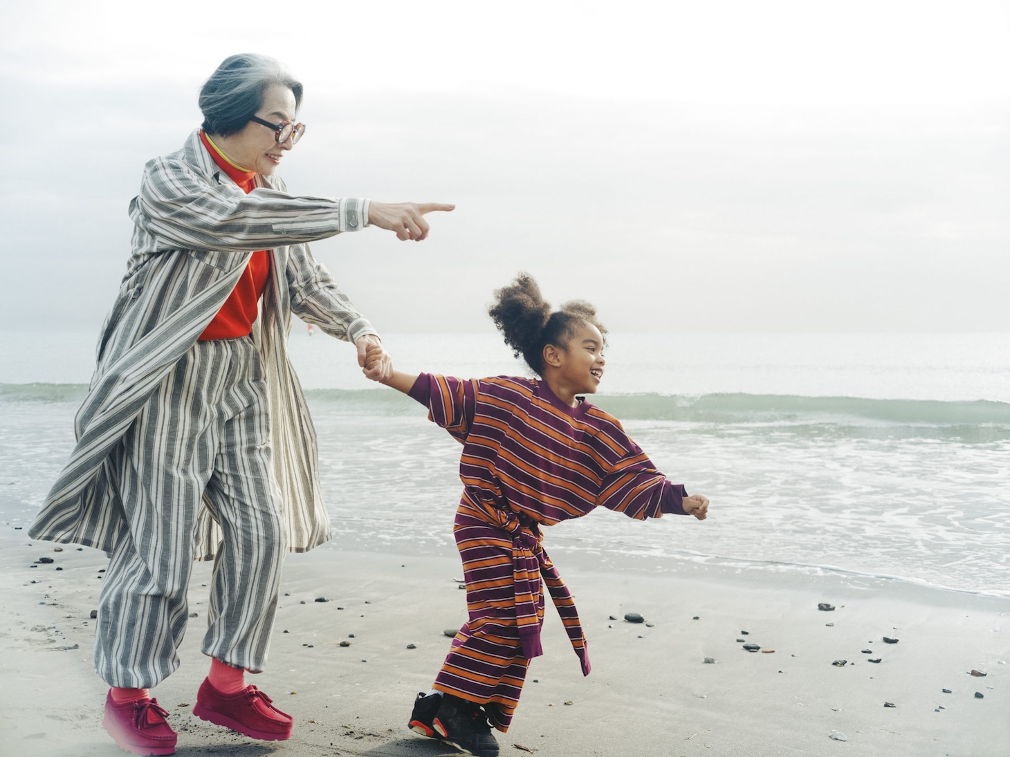 ファミリーマート「コンビニエンスウェア」のCM「色のトンネル」編より。