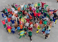 ファミリーマート「コンビニエンスウェア」のCM「色のトンネル」編より。