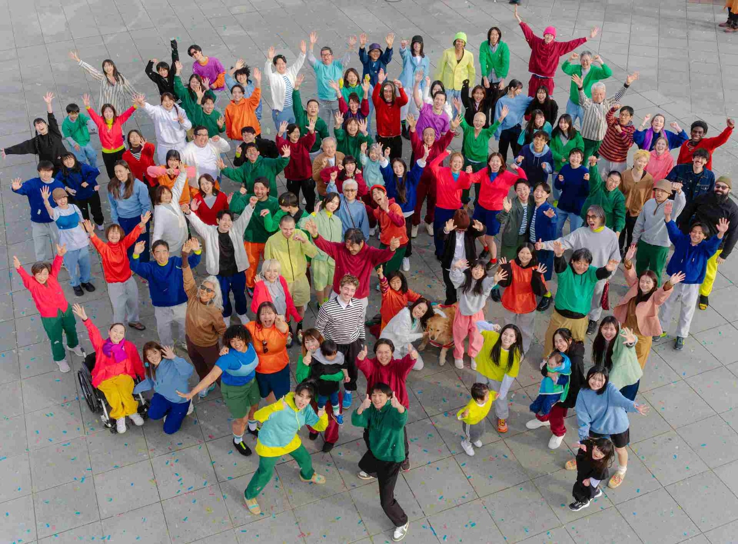 ファミリーマート「コンビニエンスウェア」のCM「色のトンネル」編より。