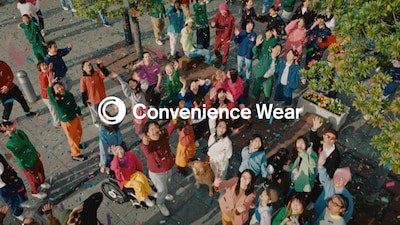 ファミリーマート「コンビニエンスウェア」のCM「色のトンネル」編より。