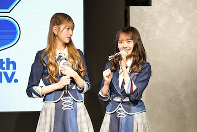 左から千葉恵里、花田藍衣（AKB48）。