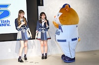 フォトセッションに現れたDB.スターマン（右）に「かわいい！」と声を上げる千葉恵里、花田藍衣（AKB48）。