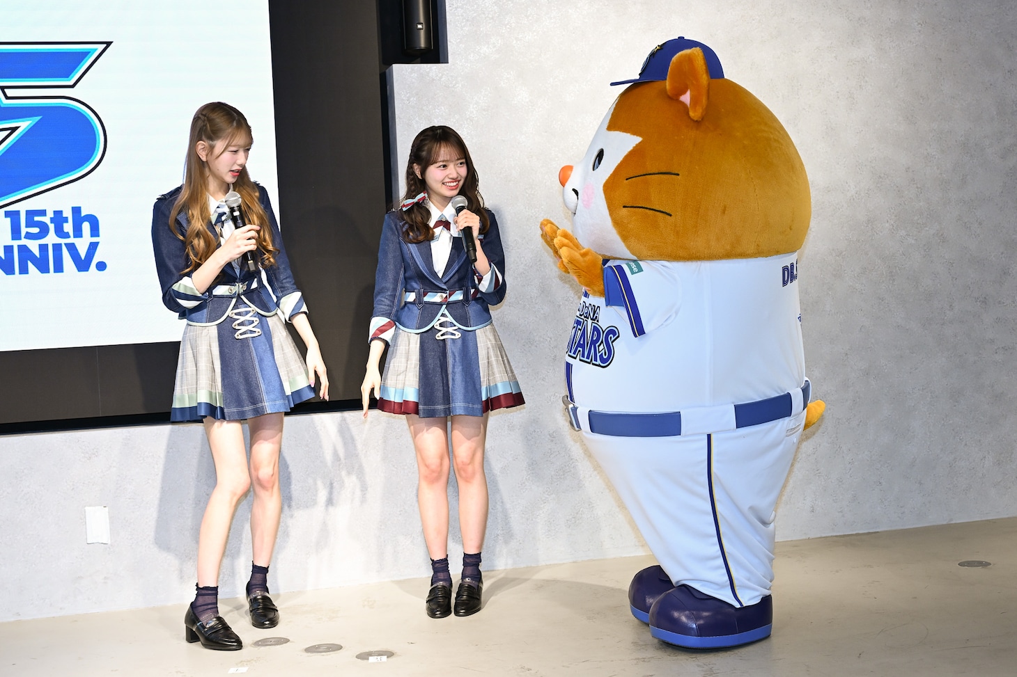 フォトセッションに現れたDB.スターマン（右）に「かわいい！」と声を上げる千葉恵里、花田藍衣（AKB48）。