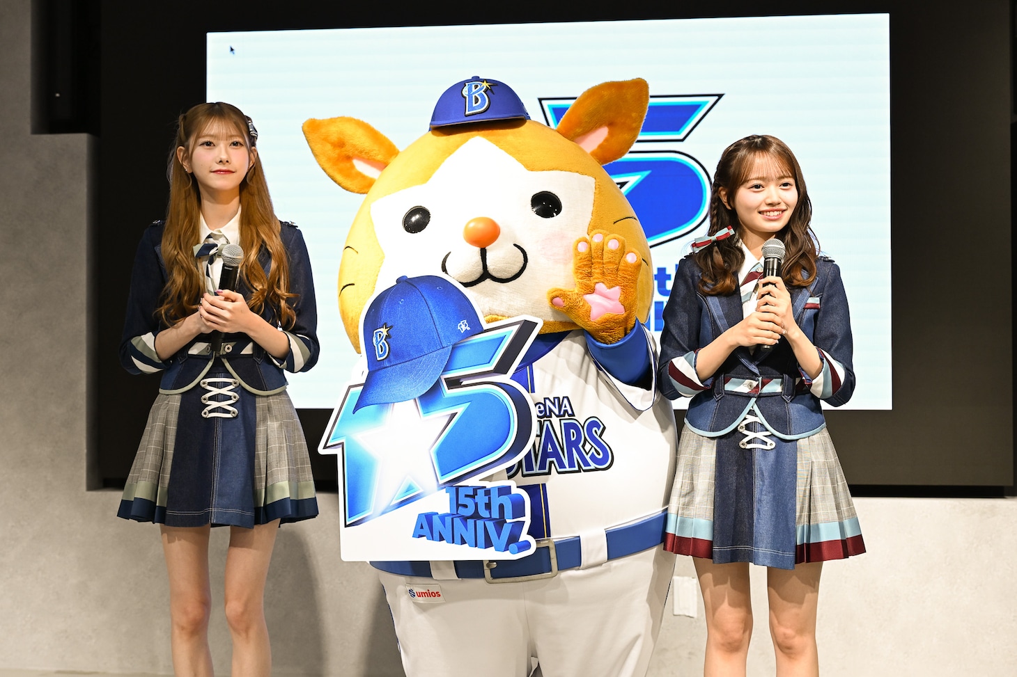 質疑応答で報道陣の挙手を募るDB.スターマン（中央）。