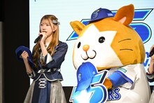 左から千葉恵里（AKB48）、DB.スターマン。
