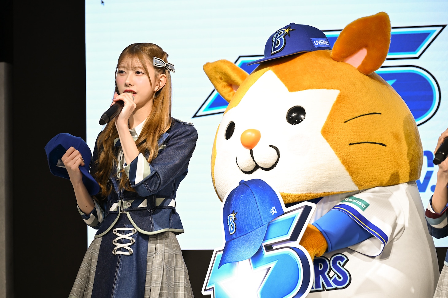 左からDB.スターマン、千葉恵里（AKB48）。