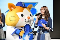 左からDB.スターマン、花田藍衣（AKB48）。