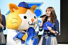 左からDB.スターマン、花田藍衣（AKB48）。