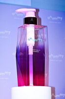 松村北斗がヘッドの穴に注目した、anummy誕生記念のビッグボトルのモニュメント。