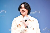 MCと発言が被ってしまい、思わずほほえむ松村北斗（SixTONES）。