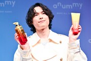 anummyのアイテムをアピールする松村北斗（SixTONES）。