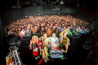 フロアをバックに記念撮影するWienners。（撮影：かい）