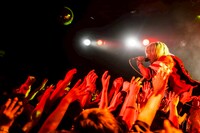 フロアにダイブする玉屋2060%（Vo, G）。（撮影：かい）