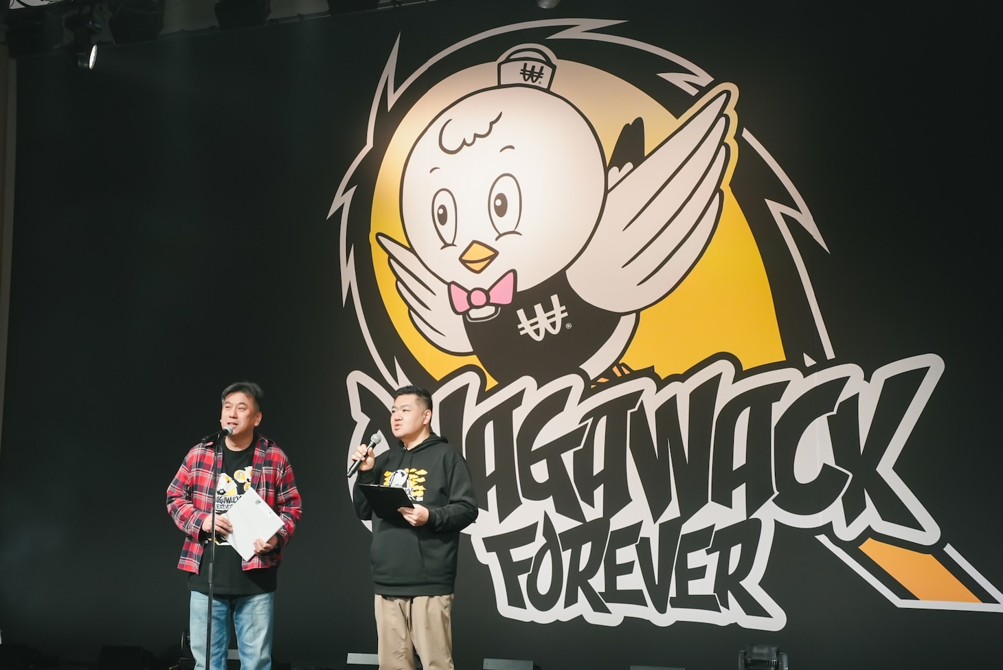 挨拶をする須田善明女川町長、蒲鉾本舗 高政の高橋正樹社長。